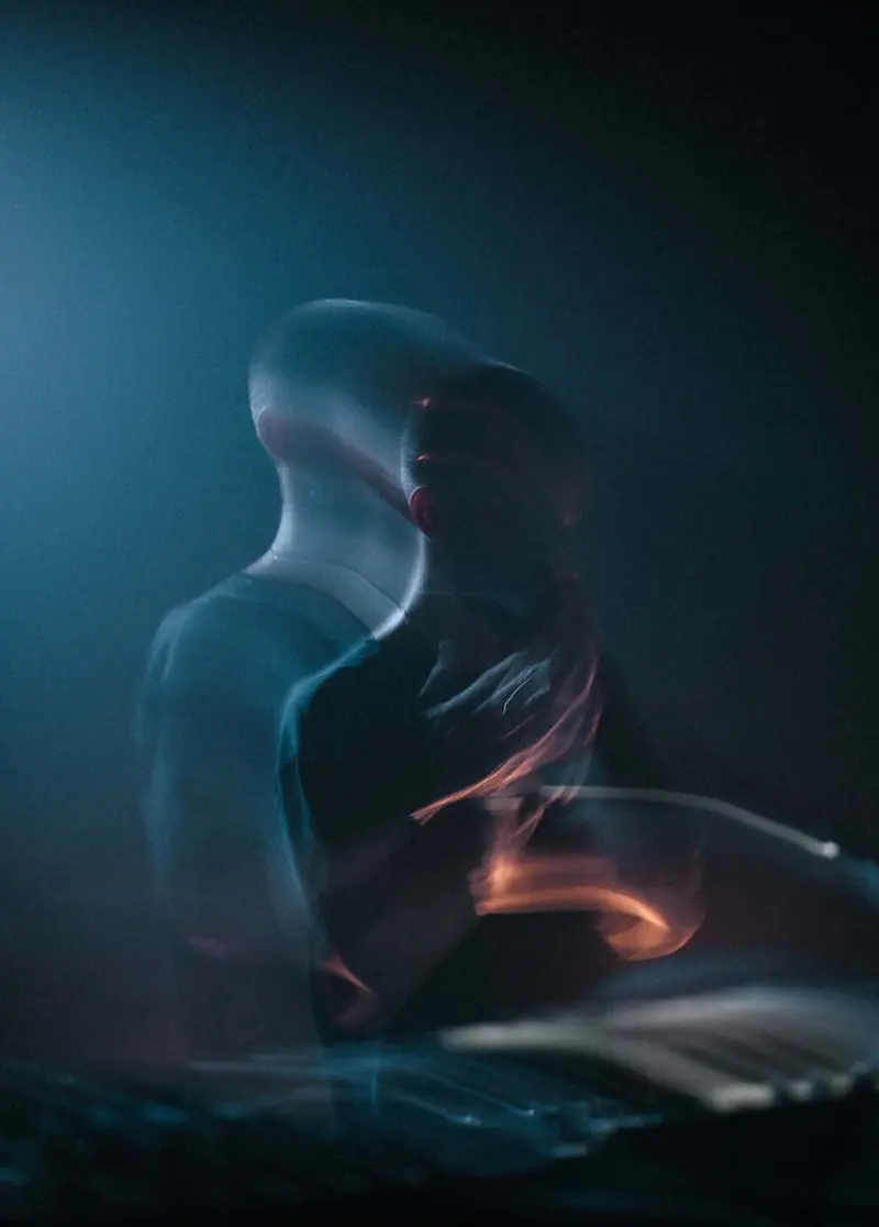 Musician in blue light, motion blur. Photo by Iheb Fehri