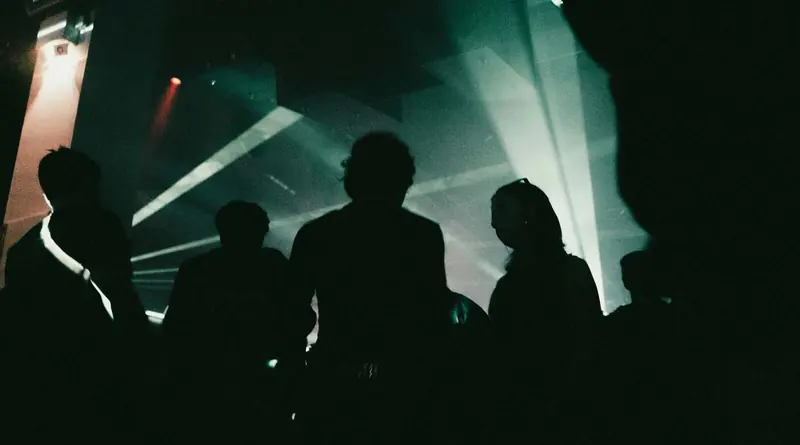 Silhouettes under green beams, Mia Mao photographer resident, Mia Mao, 2024-2026. Photo by Iheb Fehri