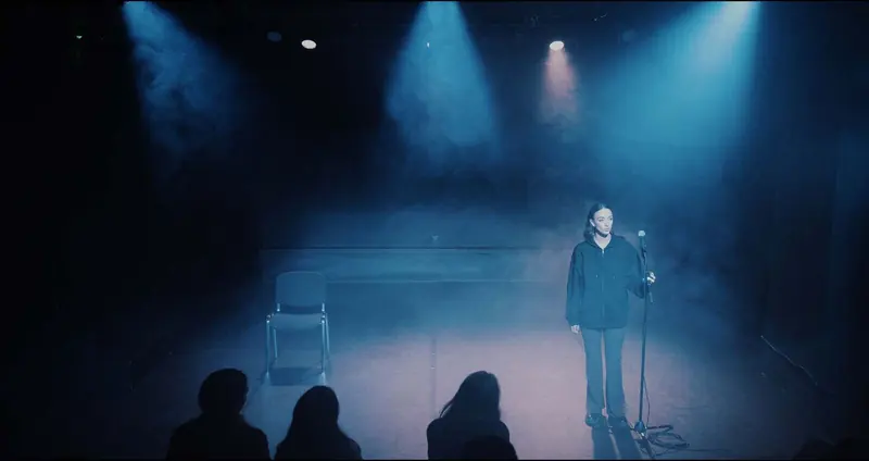 Actress alone on a smoky stage, Si tu veux ma vie, viens la prendre - Laura Puech, Full documentation: photos, videos, content, Théâtre La Flèche, 2025. Photo by Iheb Fehri